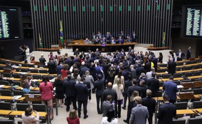 Câmara aprova regime de urgência para projeto sobre anistia Câmara aprova regime de urgência para projeto sobre anistia